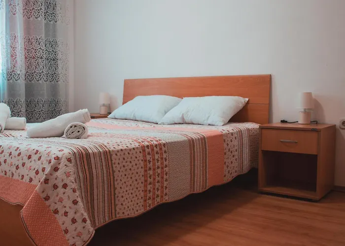 Deh, Stinjan Lejlighed