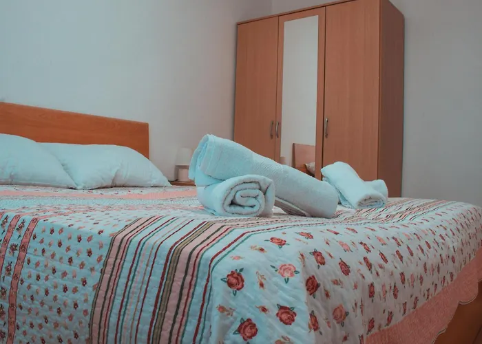 Lejlighed Deh, Stinjan Pula