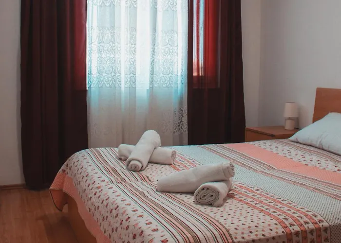 Deh, Stinjan Lejlighed