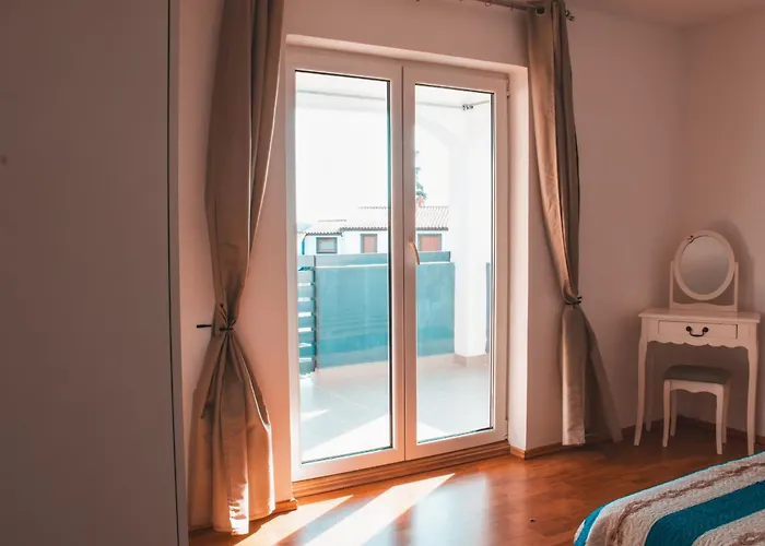 Lejlighed Deh, Stinjan Pula