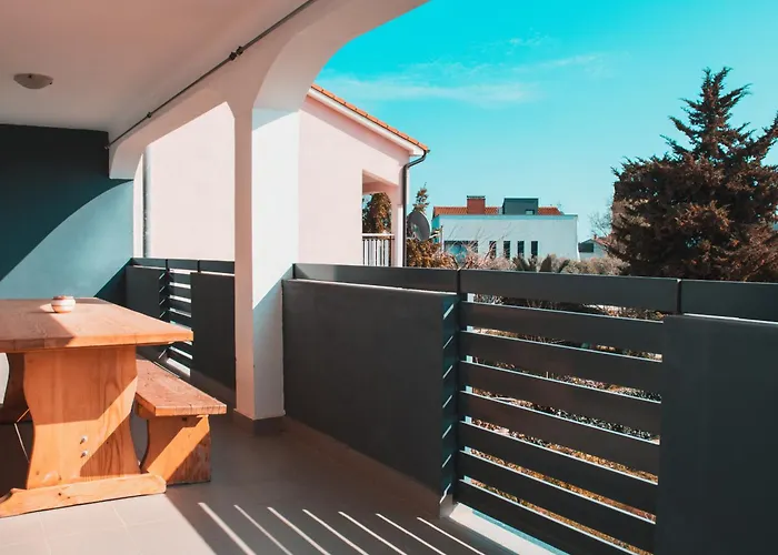 Lejlighed Deh, Stinjan *