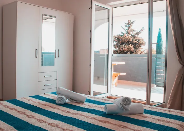 Deh, Stinjan Lejlighed