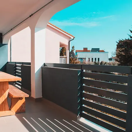 Apartament Deh, Stinjan *