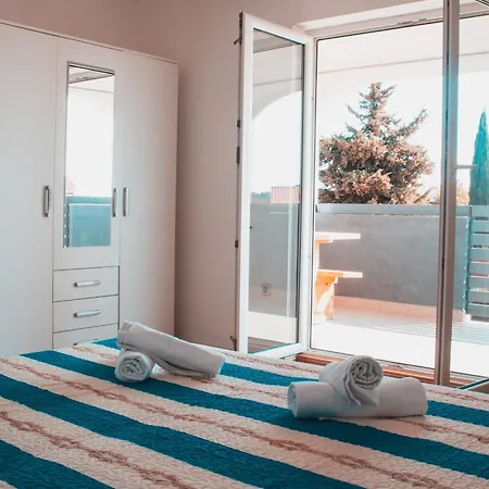 Deh, Stinjan Apartament