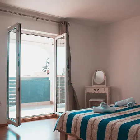 Apartament Deh, Stinjan